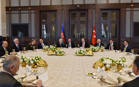 ​Azərbaycan və Türkiyə prezidentləri təyyarədə çay süfrəsi arxasında söhbət ediblər
