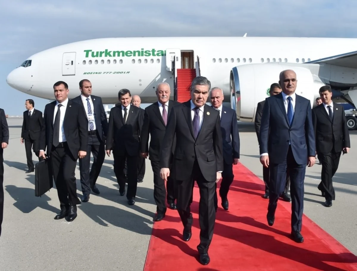 Президент Туркменистана прибыл в Азербайджан