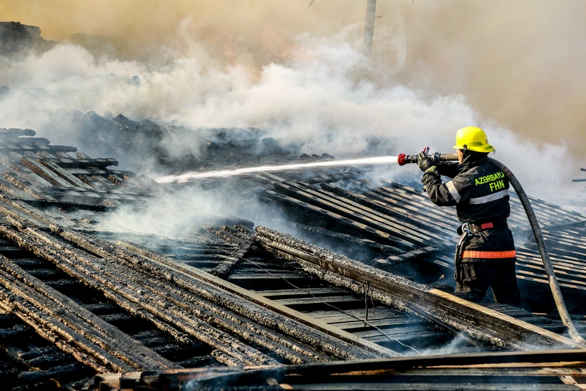 Astarada birmərtəbəli ev yanaraq külə dönüb