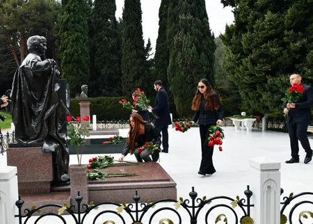 Prezident İlham Əliyev ümummilli lider Heydər Əliyevin məzarını ziyarət edib