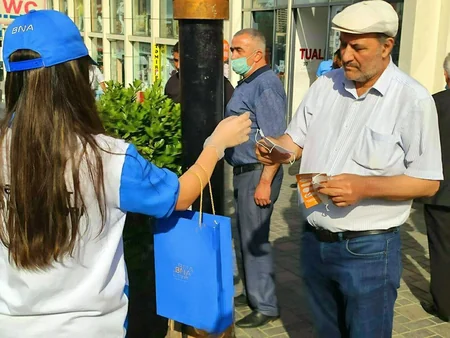 Bakı Nəqliyyat Agentliyi vətəndaşlara tibbi maska paylayıb
