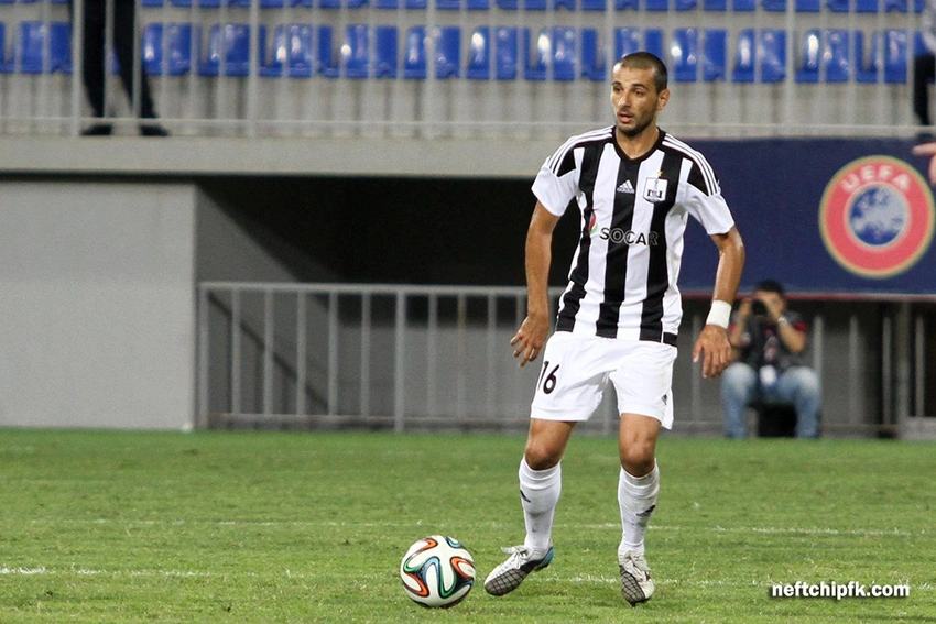 Neftçi bir futbolçu ilə yollarını ayırıb