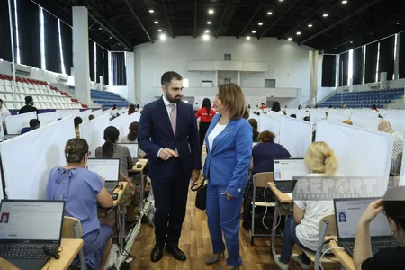Deputatlar və ictimaiyyət nümayəndələri müəllimlərin sertifikatlaşdırma imtahanını izləyib