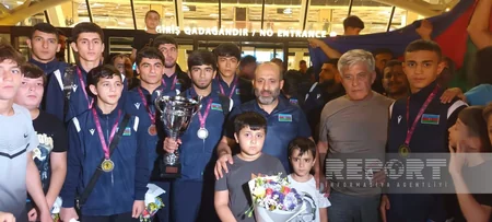Avropa çempionatında 7 medal qazanan Azərbaycanın sərbəst güləşçiləri Vətənə qayıdıblar