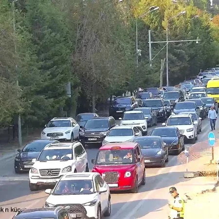 Bakının bir sıra yollarında nəqliyyatın sıxlığı müşahidə olunur - SİYAHI