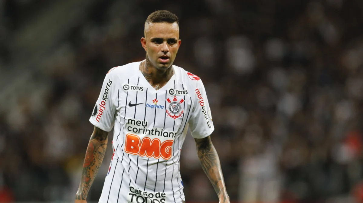 Braziliya klubunun futbolçusu azarkeşlərin hücumuna məruz qalıb
