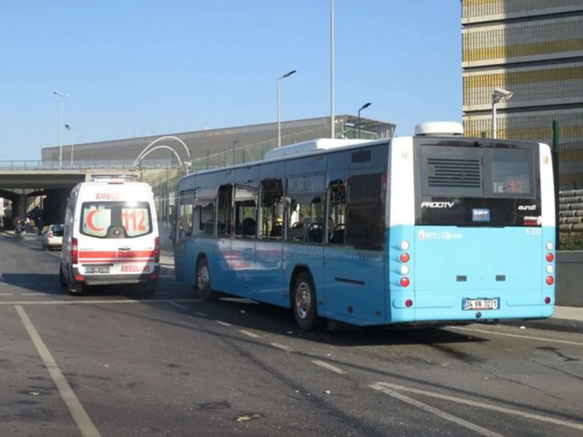 В Стамбуле автобус врезался в остановку общественного транспорта