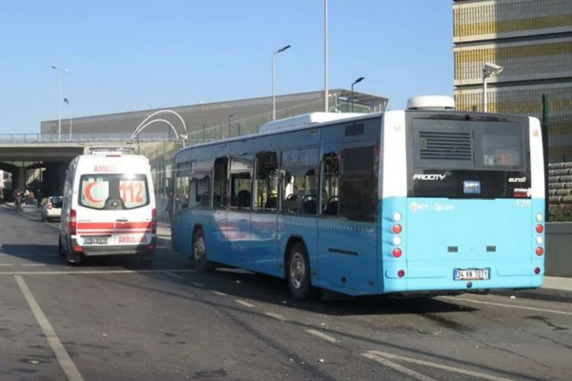 В Стамбуле автобус врезался в остановку общественного транспорта