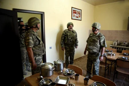 Azərbaycan müdafiə naziri düşmənə qarşı daha sərt tədbirlərin görülməsi ilə bağlı konkret tapşırıqlar verib