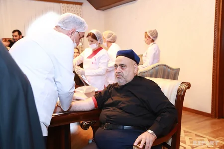 Allahşükür Paşazadə Aşura günü ilə bağlı qan verib - FOTO