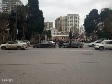 Bakıda iki Mercedes markalı avtomobil toqquşub - FOTO
