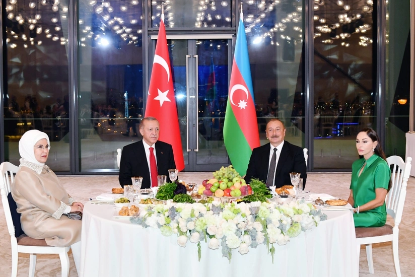 Bakıda Türkiyə Prezidenti Rəcəb Tayyib Ərdoğanın və birinci xanım Əminə Ərdoğanın şərəfinə dövlət ziyafəti verilib - YENİLƏNİB