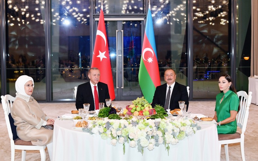 Bakıda Türkiyə Prezidenti Rəcəb Tayyib Ərdoğanın və birinci xanım Əminə Ərdoğanın şərəfinə dövlət ziyafəti verilib - YENİLƏNİB