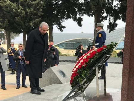 Türkiyə parlamentinin sədri Fəxri və Şəhidlər xiyabanlarını ziyarət edib