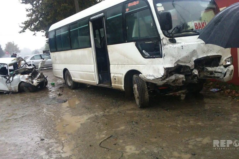 В Лянкяране пассажирский автобус столкнулся с автомобилем, есть пострадавшие