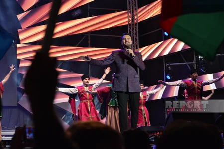 Bakıda Zəfər Günü ilə bağlı atəşfəşanlıq olub - YENİLƏNİB