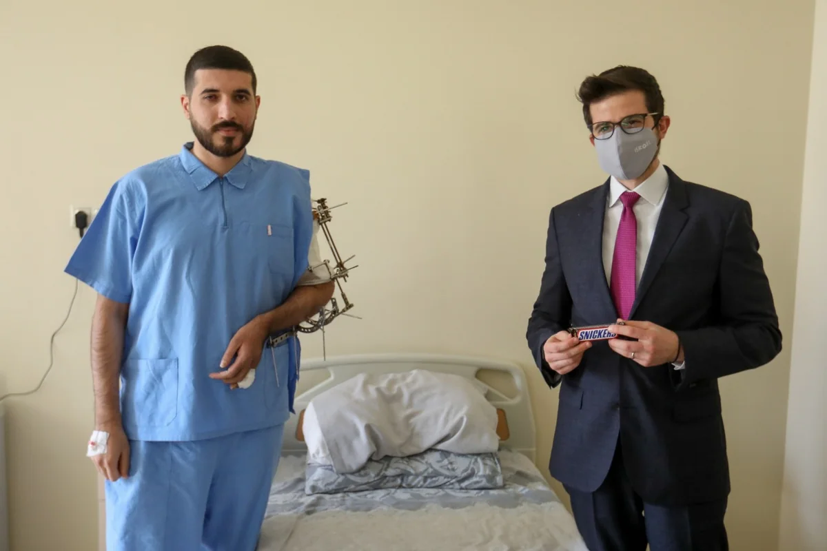 İsrail səfiri Bakıda müalicə alan qazilərlə görüşüb