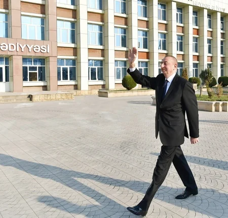 Prezident Ağsuda zəlzələnin nəticələrinin aradan qaldırılması ilə bağlı görülən işlərlə yerində tanış olub