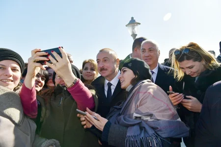 Prezident Sumqayıtın dənizkənarı bulvarında şəhərin sakinləri ilə görüşüb
