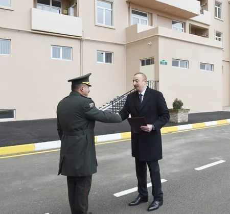Prezident İlham Əliyev Sabunçu rayonunda hərbçilərə yeni mənzillərin verilməsi mərasimində iştirak edib - YENİLƏNİB