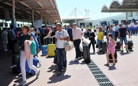 Rusiyalı turistlər Türkiyədə gül-çiçəklə qarşılanıb