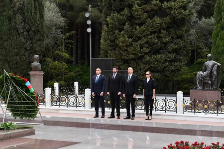İlham Əliyev və Mehriban Əliyeva ulu öndər Heydər Əliyevin məzarını ziyarət ediblər