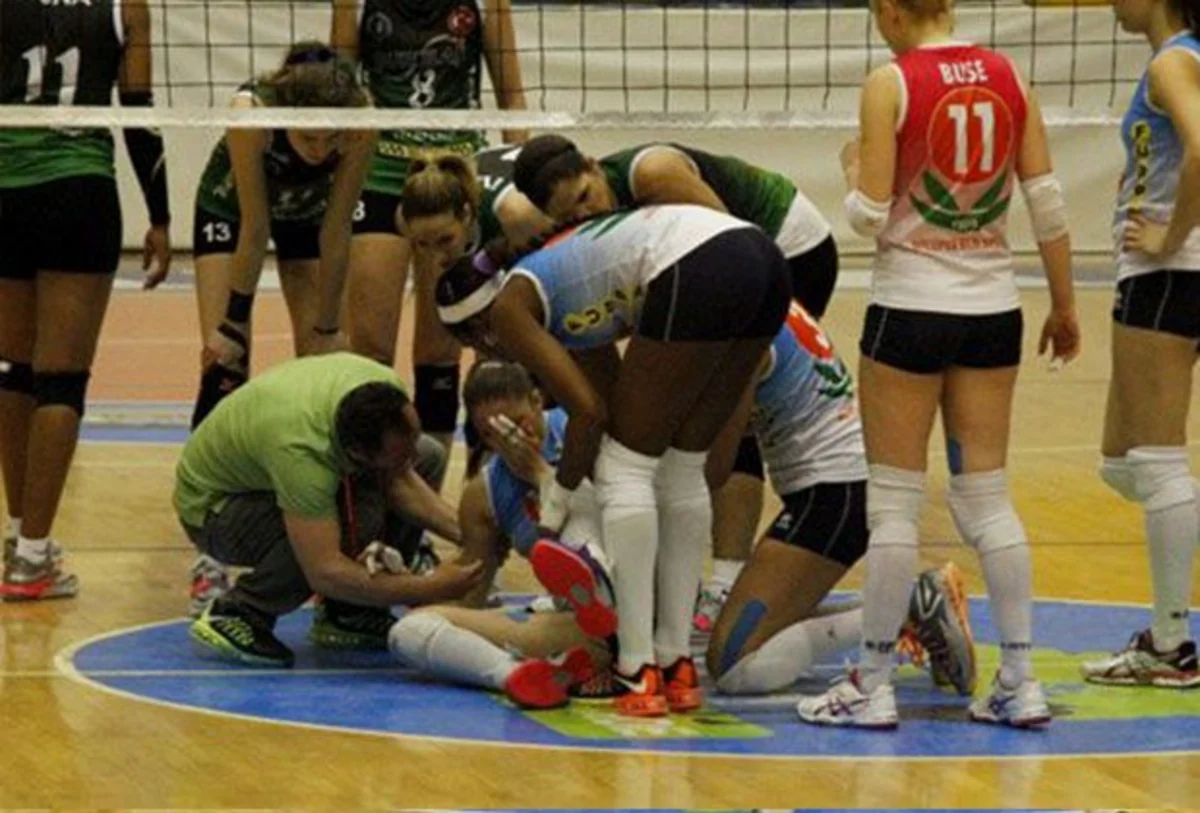 ​Xəsarət alan voleybolçu yarım saat təcili tibbi yardım gözləyib