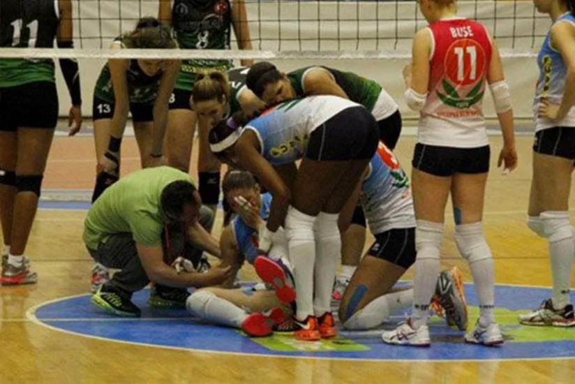 ​Xəsarət alan voleybolçu yarım saat təcili tibbi yardım gözləyib