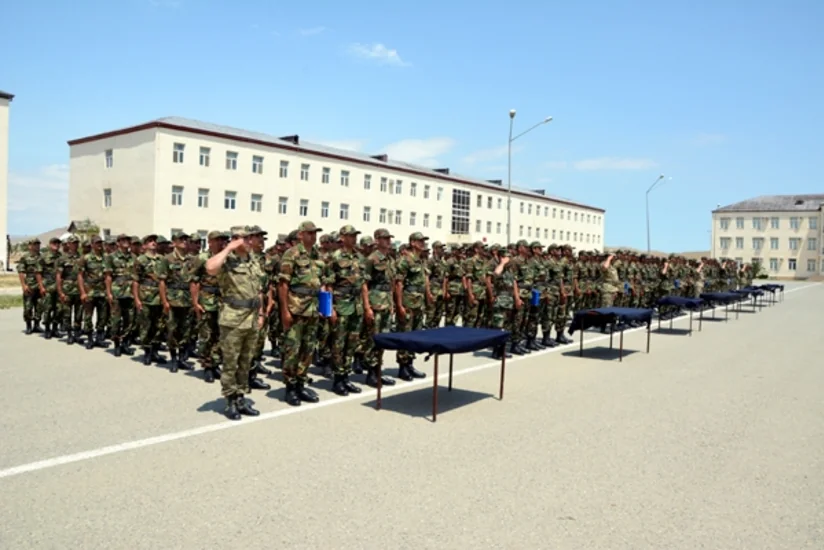 Müddətdən artıq həqiqi hərbi xidmət qulluqçularının buraxılış mərasimi keçirilib