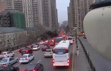 Bakıda nəqliyyat vasitələrinin hərəkətində sıxlıq yaranıb