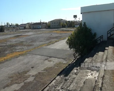 Ucarın mərkəzi stadionunda oturacaqlar dağılıb, yardımçı bina talan edilib