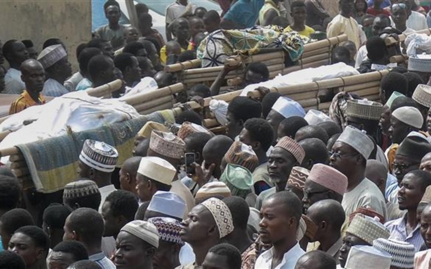 Nigeriyada kilsənin uçması nəticəsində 200 nəfərin həlak olduğu güman edilir - YENİLƏNİB
