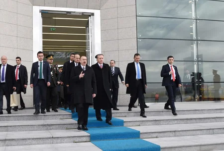 ​Azərbaycan və Türkiyə prezidentləri təyyarədə çay süfrəsi arxasında söhbət ediblər