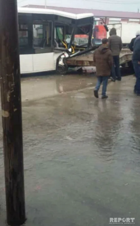 Bakıda sərnişin avtobusu yük maşını ilə toqquşub - FOTO