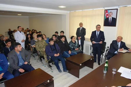 Nazir aprel döyüşləri zamanı yaralanan hərbçilərlə görüşüb