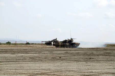 Defense Minister watches combat training classes