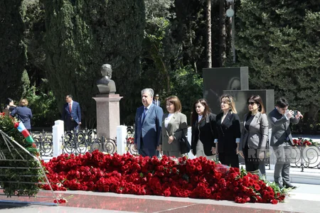 Ümummilli Lider Heydər Əliyevin xatirəsi anılır - FOTOREPORTAJ