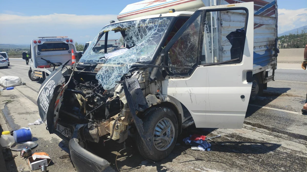 Truck overturns in Turkiye, 15 hurt