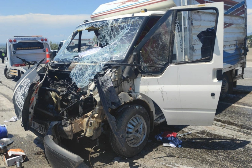 Truck overturns in Turkiye, 15 hurt