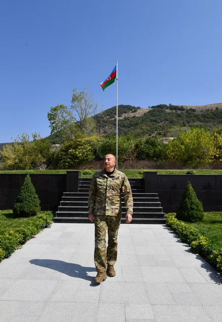 Prezident İlham Əliyev Laçın şəhərində Azərbaycan Bayrağını ucaldıb