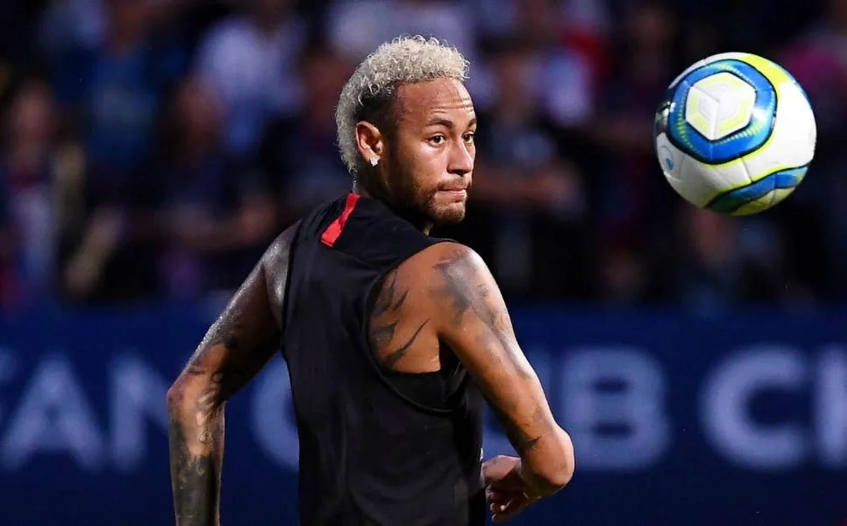 Neymar künc nöqtəsindən birbaşa zərbə ilə qol vurub