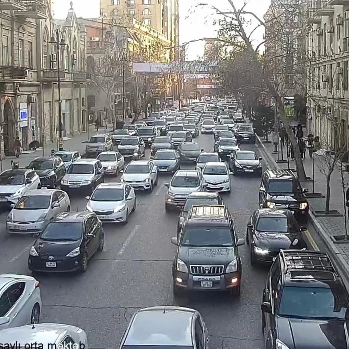 Bakının bir sıra yollarında nəqliyyatın sıxlığı müşahidə olunur