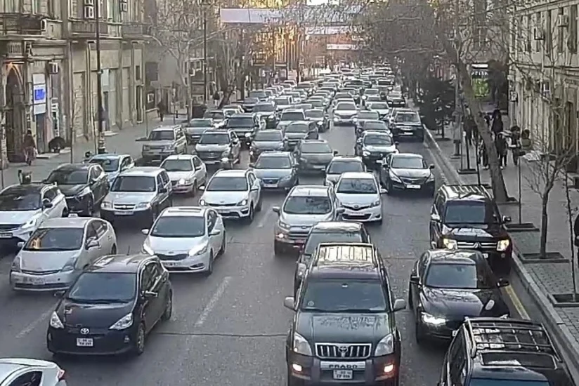 Bakının bir sıra yollarında nəqliyyatın sıxlığı müşahidə olunur