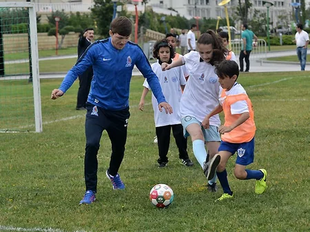 Azərbaycan millisinin futbolçuları uşaqlara master-klass keçiblər