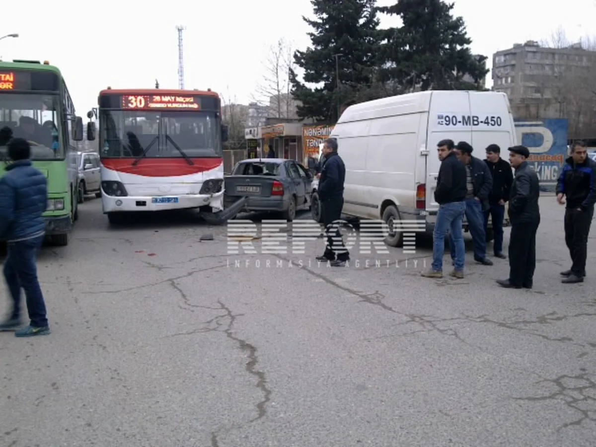 Bakıda avtobusun qarşı yola çıxması qəzaya səbəb olub - FOTO