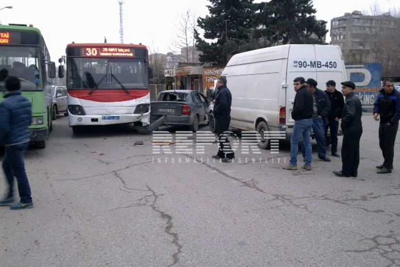 Bakıda avtobusun qarşı yola çıxması qəzaya səbəb olub - FOTO