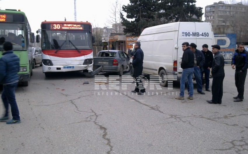 Bakıda avtobusun qarşı yola çıxması qəzaya səbəb olub - FOTO