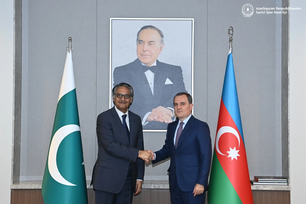 Ceyhun Bayramov pakistanlı həmkarını bölgədəki vəziyyət barədə məlumatlandırıb