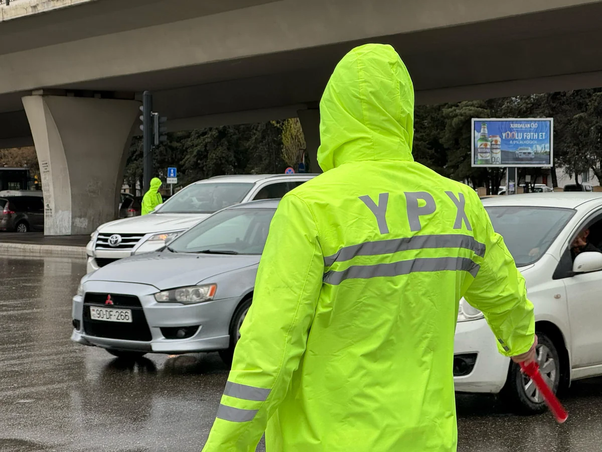 Ölkəboyu şəhər və rayonlarda polis əməkdaşları yağışın fəsadları ilə bağlı fasiləsiz xidmət aparır