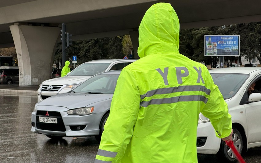 Ölkəboyu şəhər və rayonlarda polis əməkdaşları yağışın fəsadları ilə bağlı fasiləsiz xidmət aparır